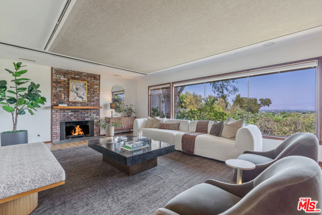 13451 Cheltenham Drive, Sherman Oaks CA: https://media.crmls.org/mediaz/2bb7a53c-44e0-4719-aba0-98c715e50f55.jpg