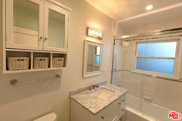 438 S Palm Drive, Beverly Hills CA: https://media.crmls.org/mediaz/2bb8352d-646b-44b9-a987-548f0de28eb9.jpg