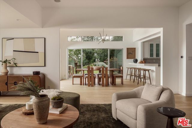 7420 Cervantes Place, Los Angeles CA: https://media.crmls.org/mediaz/2bb88e84-a0f8-46ba-b4e6-cb9e1e1e728e.jpg