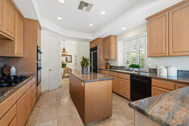 47380 Via Cordova, La Quinta CA: https://media.crmls.org/mediaz/2bb95f38-9dab-4c27-903a-79d7946ff7a7.jpg