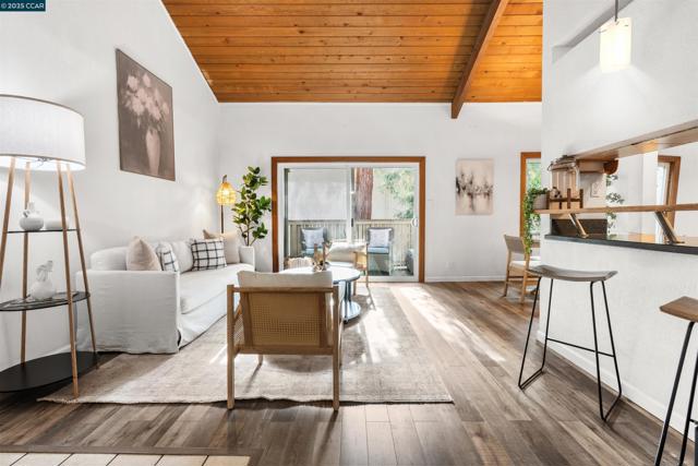 2720 Oak Rd, Walnut Creek CA: https://media.crmls.org/mediaz/2bb97958-4af6-4e88-aba4-2bb06d64ce78.jpg