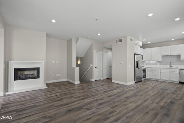 1542 Windshore Way, Oxnard CA: https://media.crmls.org/mediaz/2bb97e9b-2bbd-4881-bd8e-e01576e7e295.jpg