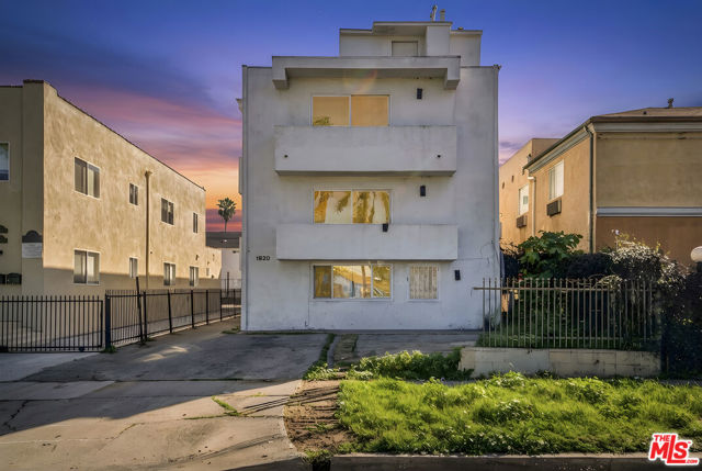 1820 S La Brea Avenue, Los Angeles CA: https://media.crmls.org/mediaz/2bb9d16d-a725-40a3-a65b-645ccf9d0271.jpg
