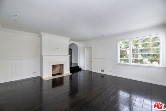 9243 Doheny Road, West Hollywood CA: https://media.crmls.org/mediaz/2bbab389-19ba-4e11-b4f0-7a5befa0c502.jpg