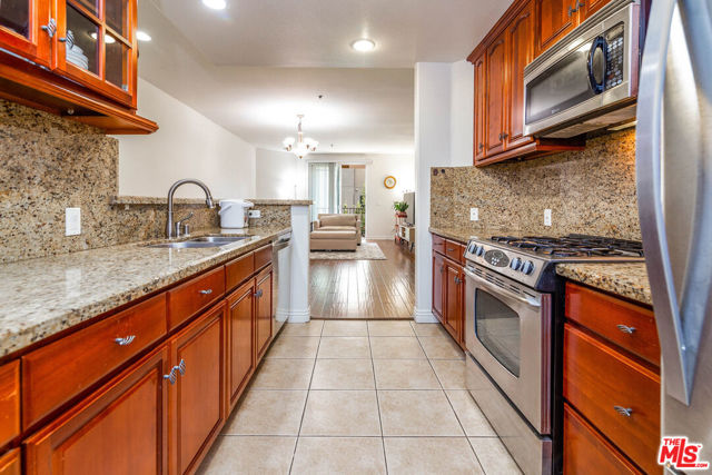 5132 Maplewood Avenue, Los Angeles CA: https://media.crmls.org/mediaz/2bbb7c42-df2b-4d1c-88fa-0795af74451a.jpg