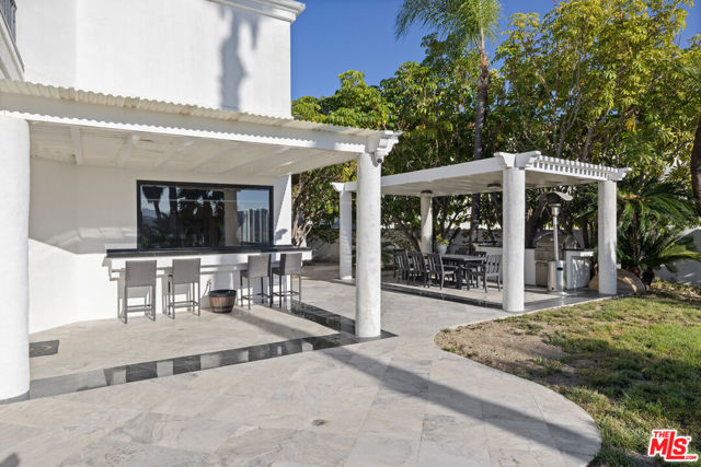 24366 La Masina Court, Calabasas CA: https://media.crmls.org/mediaz/2bbb7e91-a11a-4899-928b-26fb61eb9f72.jpg