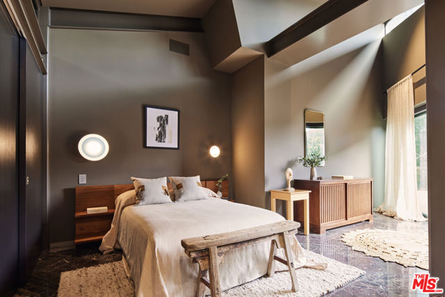 5900 Bonsall Drive, Malibu CA: https://media.crmls.org/mediaz/2bbb8490-1b93-4692-b7de-b68eb2d443e1.jpg