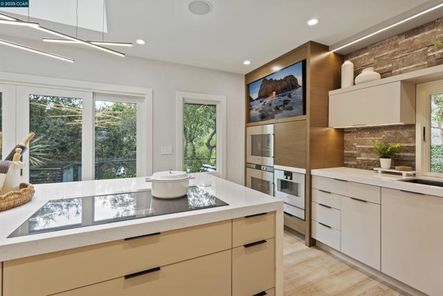 1121 Estates Dr, Lafayette CA: https://media.crmls.org/mediaz/2bbbb92f-5afe-4ef1-8b01-dc0b4115923c.jpg