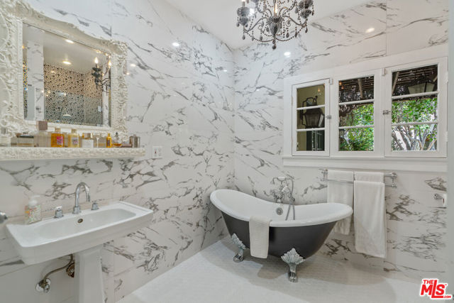 809 S Muirfield Road, Los Angeles CA: https://media.crmls.org/mediaz/2bbc01c1-cc36-4785-a14f-ff1f07a0bffa.jpg