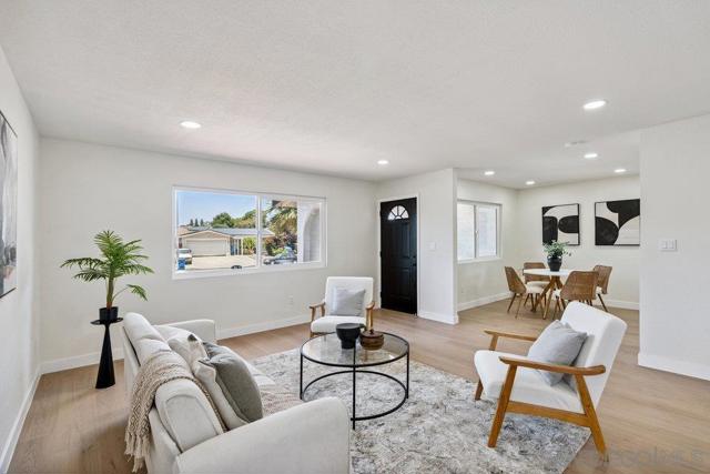 8313 Carlton Oaks Dr, Santee CA: https://media.crmls.org/mediaz/2bbcd0db-d184-4078-875e-db5406af81ff.jpg
