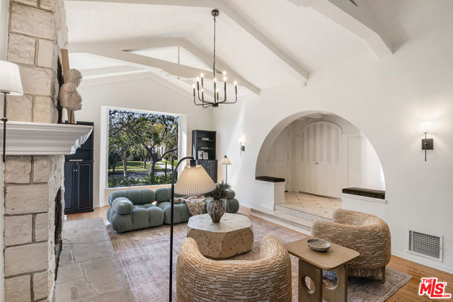 110 S Fuller Avenue, Los Angeles CA: https://media.crmls.org/mediaz/2bbd4538-ff1d-40d2-9146-1e44179608ac.jpg