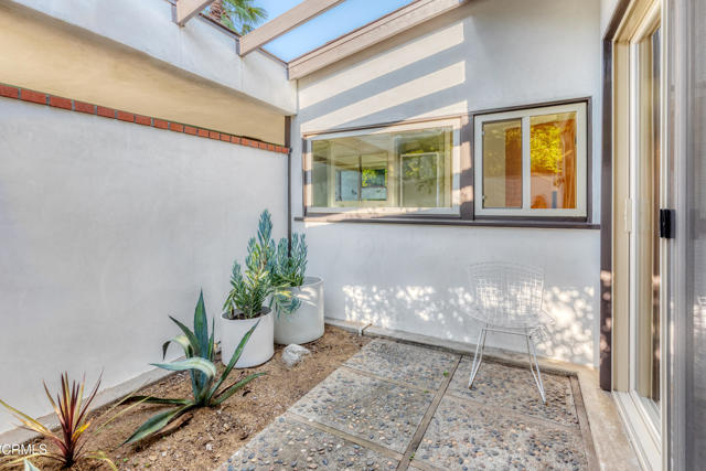 1570 Old House Road, Pasadena CA: https://media.crmls.org/mediaz/2bbe064f-c8e3-4eca-a67c-b1be25b80ee4.jpg