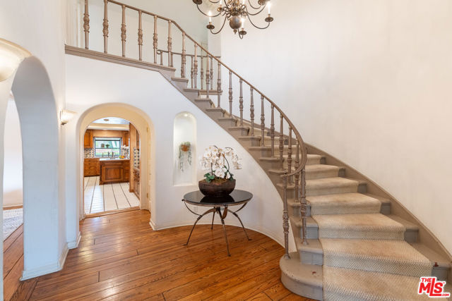475 S Rodeo Drive, Beverly Hills CA: https://media.crmls.org/mediaz/2bbe990a-947f-4a0a-9e23-ab7e47eb8290.jpg