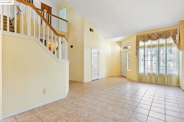 2 Quiet Path Ct, Pittsburg CA: https://media.crmls.org/mediaz/2bbeef48-1c9b-4570-b9aa-57896676728e.jpg