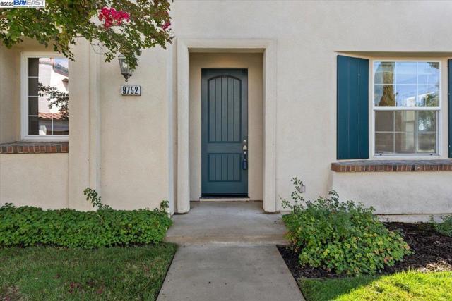 9752 Belladonna Dr, San Ramon CA: https://media.crmls.org/mediaz/2bc1239a-57d7-4ad8-9e22-f0b984ba8e56.jpg