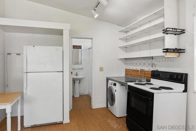 4816 Redondo Dr, La Mesa CA: https://media.crmls.org/mediaz/2bc192ac-30fa-43ce-8793-4eae2aaac2c7.jpg