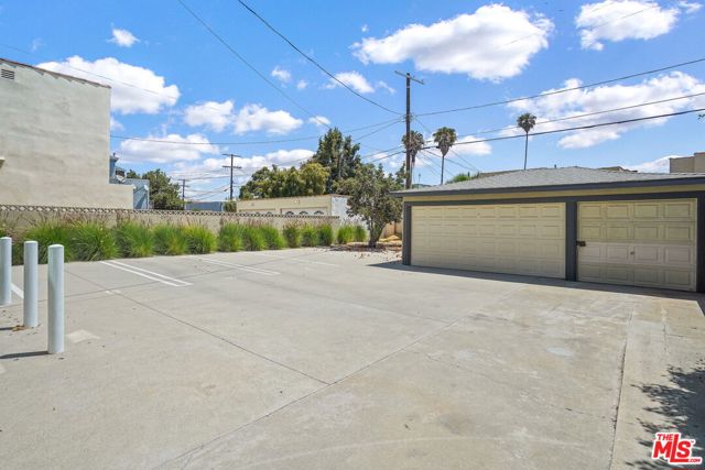 1166 S Cochran Avenue, Los Angeles CA: https://media.crmls.org/mediaz/2bc3cf47-9090-4c0e-80e8-7741466fab45.jpg