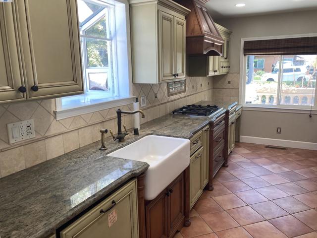 22007 Orange Ave, Castro Valley CA: https://media.crmls.org/mediaz/2bc4ad63-50e8-4715-ba83-6e54ae336bcd.jpg