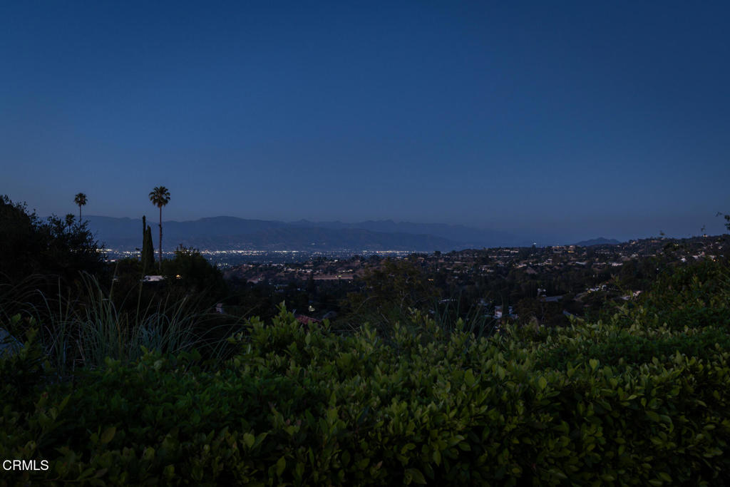 https://media.crmls.org/mediaz/2bc4c83a-0832-49a8-b6a5-9e3b358f443c.jpg?preset=X-Large