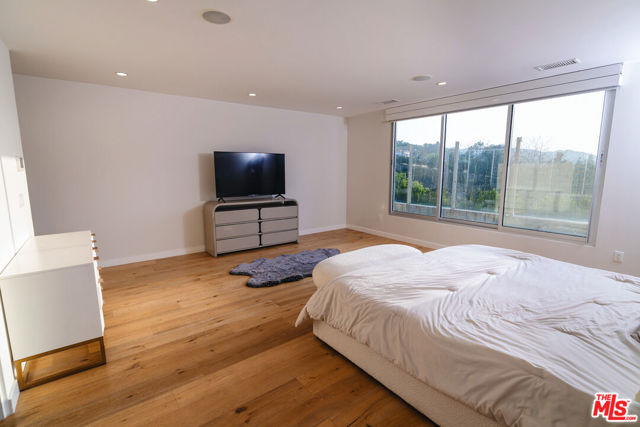 3423 Scadlock Lane, Sherman Oaks CA: https://media.crmls.org/mediaz/2bc52479-858a-43b7-83d8-2b50aba8e3fc.jpg