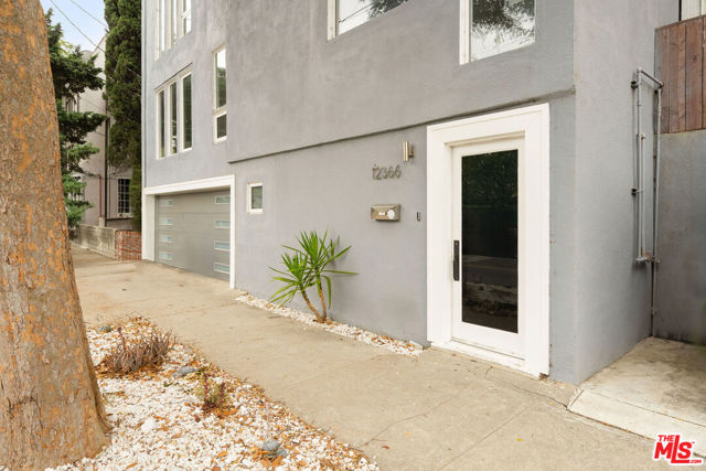 12366 Laurel Terrace Drive, Studio City CA: https://media.crmls.org/mediaz/2bc5e16d-a79e-427e-8e3e-14f69b2867e4.jpg
