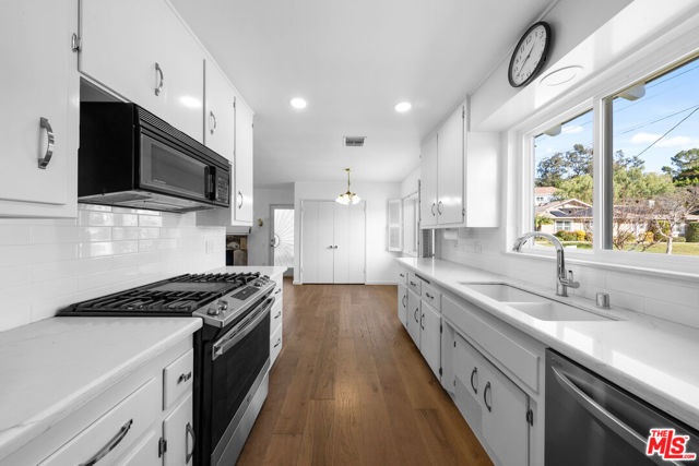9413 La Reina Place photo 5