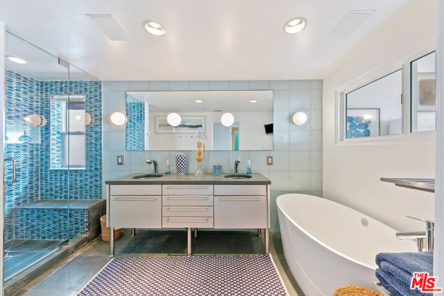 1341 Palisades Beach Road, Santa Monica CA: https://media.crmls.org/mediaz/2bc6acf2-c288-4554-8eb0-c04745ec958b.jpg