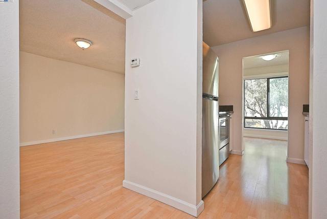 320 N Civic Dr, Walnut Creek CA: https://media.crmls.org/mediaz/2bc6ff65-68b5-4208-8cb1-2cbf4e50cce6.jpg
