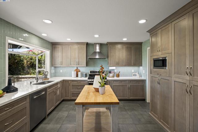 6408 Boone Dr, Castro Valley CA: https://media.crmls.org/mediaz/2bc77de3-3a89-45f6-af46-427094f8a004.jpg