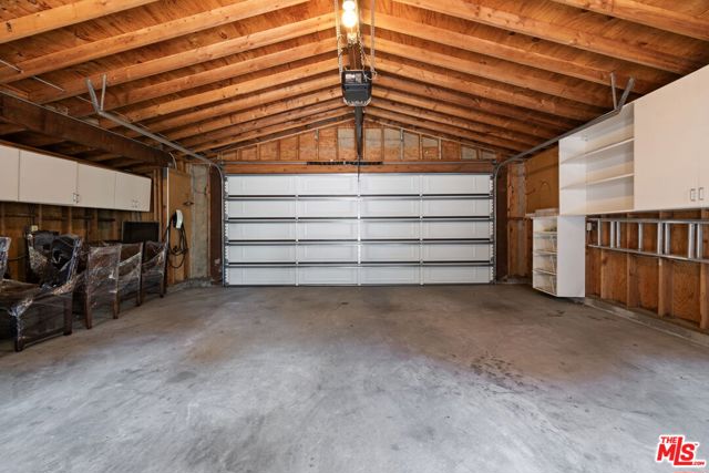 21 Park Avenue, Venice CA: https://media.crmls.org/mediaz/2bc830bc-59ff-4b3b-813e-11b4cbdb8e2b.jpg