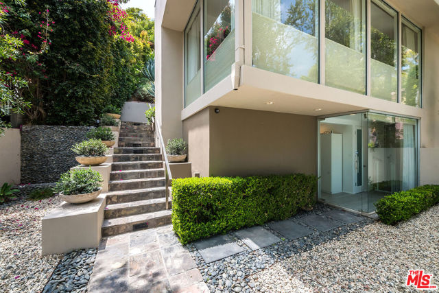 1331 CORDELL Place, Los Angeles CA: https://media.crmls.org/mediaz/2bc85a39-a7c3-4b90-a923-72d554f9cccf.jpg