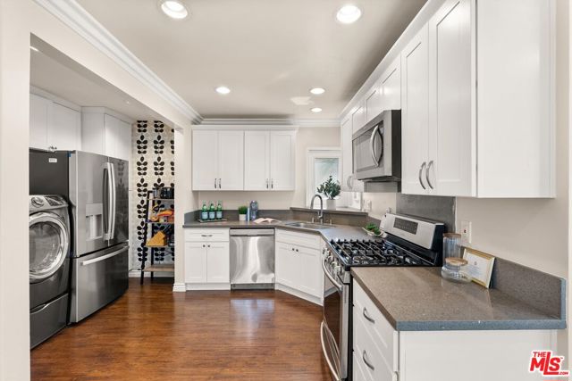8420 Bleriot Avenue, Los Angeles CA: https://media.crmls.org/mediaz/2bc8ab83-128a-4ef6-98e3-57b5b1651582.jpg