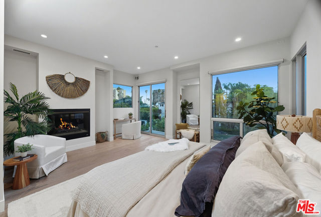 653 Oxford Ave, Venice CA: https://media.crmls.org/mediaz/2bc8d56b-917a-4b22-b1b6-d86621f37221.jpg