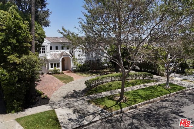 628 N Elm Drive, Beverly Hills CA: https://media.crmls.org/mediaz/2bc9421d-74f7-4b28-89d2-74933e02b151.jpg