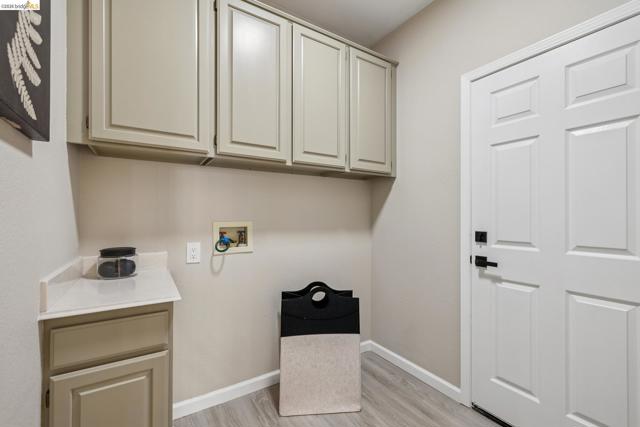 2004 Fries Ct, Martinez CA: https://media.crmls.org/mediaz/2bc98575-a1f6-4b5e-a4c1-3a35c93c85af.jpg