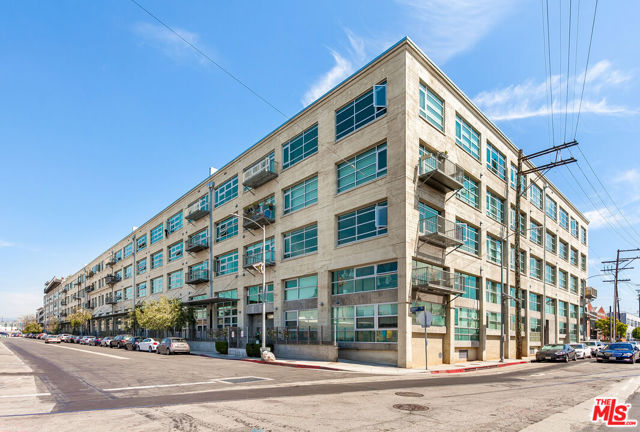 530 S Hewitt Street, Los Angeles CA: https://media.crmls.org/mediaz/2bc992bc-1cc0-408c-9cdf-6e2d7c5bf3fb.jpg