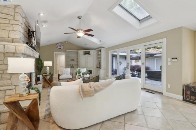688 Danville Blvd, Danville CA: https://media.crmls.org/mediaz/2bc9d769-cf60-47b4-bb1e-e6e49ed0db3b.jpg