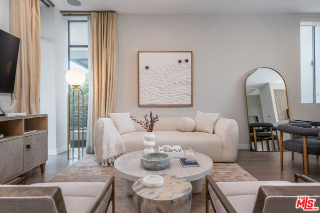 4427 Studio Place, Studio City CA: https://media.crmls.org/mediaz/2bcb0122-c6b4-46f4-9917-2692f258281d.jpg