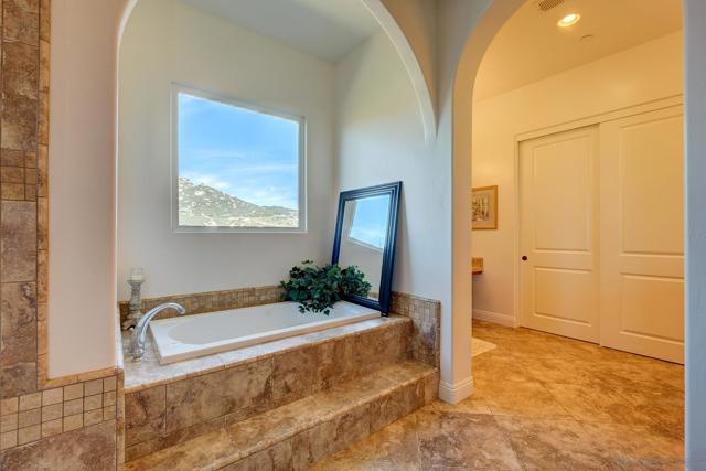 16677 Falcon Heights Rd, Ramona CA: https://media.crmls.org/mediaz/2bcb2ab9-fde7-4233-9996-d585fe9f8a6e.jpg