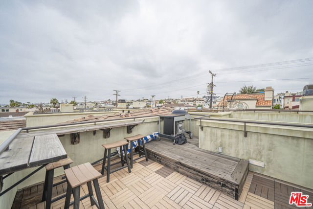 642 Hermosa Avenue, Hermosa Beach CA: https://media.crmls.org/mediaz/2bcbcf27-1e2f-4320-a855-d438f0f39b3d.jpg