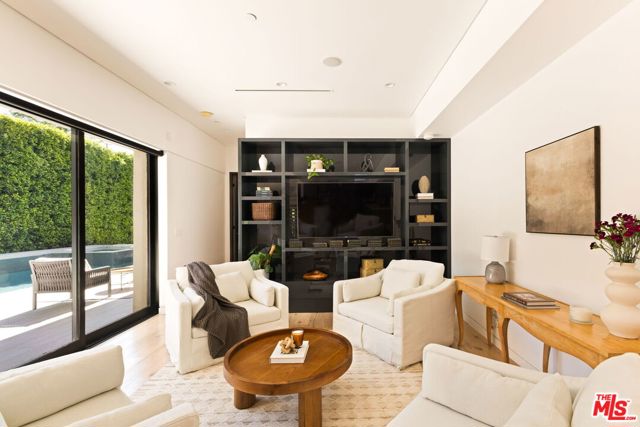 425 N Alfred Street, Los Angeles CA: https://media.crmls.org/mediaz/2bccb5a0-6ace-4834-accf-786a7c886af0.jpg