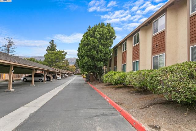 114 Hackamore Ln, Fremont CA: https://media.crmls.org/mediaz/2bcceec2-f804-46d3-9ead-57b8503468e8.jpg