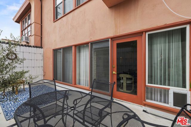 1400 N Hayworth Avenue, West Hollywood CA: https://media.crmls.org/mediaz/2bcd46c6-d621-487c-8d51-4265890ff7e2.jpg
