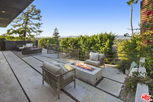 3838 Buena Park Drive, Studio City CA: https://media.crmls.org/mediaz/2bcf4aea-852b-4ce0-8c62-4b1356d43d56.jpg