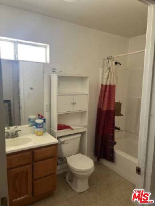2223 E Oris Street, Compton CA: https://media.crmls.org/mediaz/2bcf9ae2-1d97-400c-80e6-dcdb9a3dba72.jpg