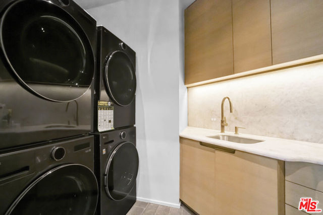 9152 Janice Place, Beverly Hills CA: https://media.crmls.org/mediaz/2bd0aa9a-188d-42be-b800-bc0ac0af92e6.jpg