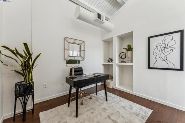 311 4th St, Oakland CA: https://media.crmls.org/mediaz/2bd13800-4f89-4d27-8aeb-34b3d3409bf2.jpg
