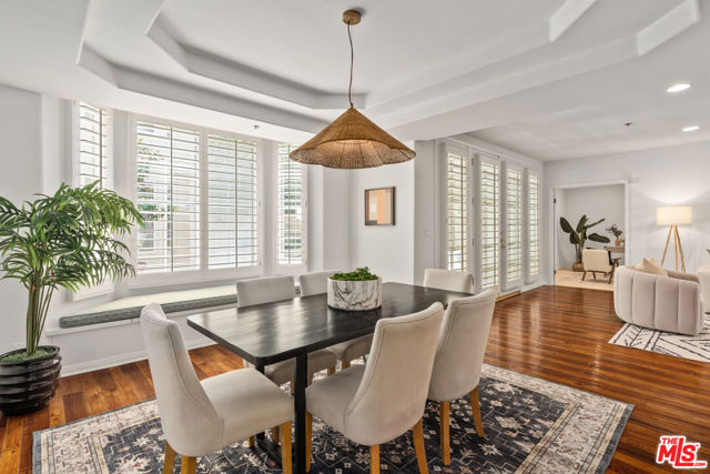 575 S Barrington Avenue, Los Angeles CA: https://media.crmls.org/mediaz/2bd23a6d-f456-413a-a2f6-7f44f5d238cf.jpg