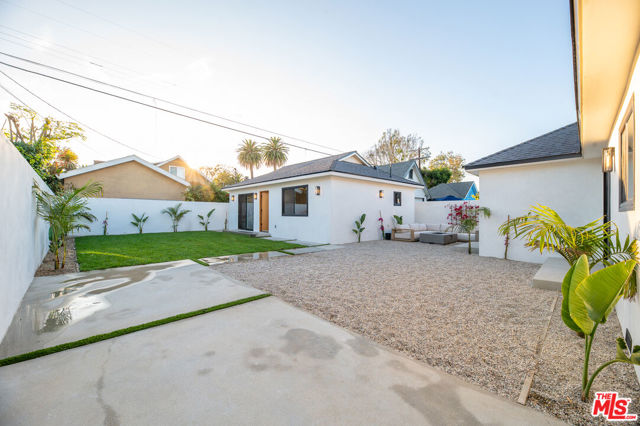 5325 S Victoria Avenue, Los Angeles CA: https://media.crmls.org/mediaz/2bd2c96e-edcd-49be-8f81-62ea97534632.jpg