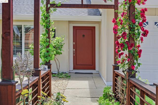 32212 Deborah Dr, Union City CA: https://media.crmls.org/mediaz/2bd3fe01-a9e4-481a-8552-f6a0a739dea2.jpg